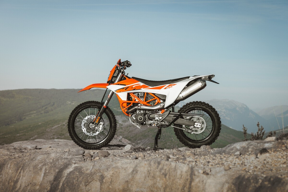 Presentate le nuove KTM 690 Enduro R e 690 SMC R 2026